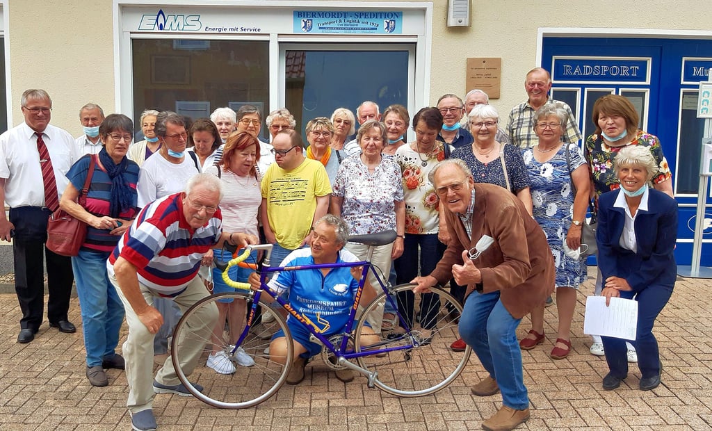 Vor zwei Jahren übergab der Genthiner Karl-Heinz Koszior(vorn re.) ein Rennrad an das Friedensfahrtmuseum in der Börde.