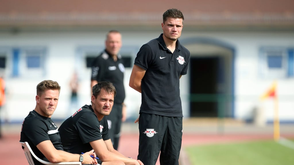 Co-Trainer Alexander Blessin und Trainer Robert Klauß bei einem Spiel der zweiten Mannschaft von RB Leipzig im Jahr 2016.