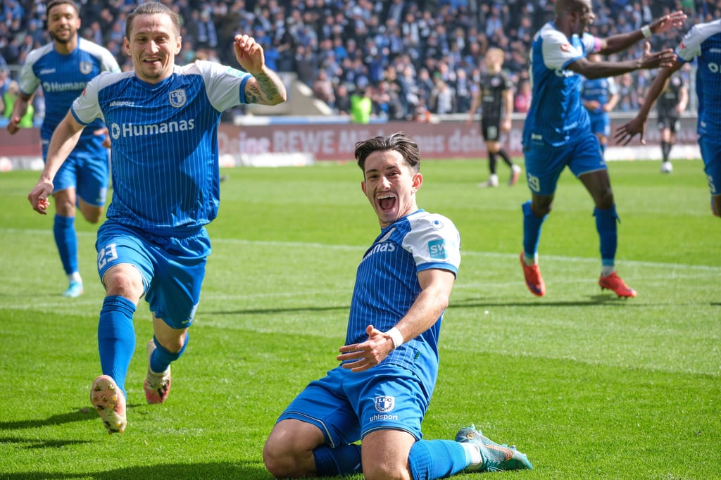 Jason Ceka vom 1. FC Magdeburg jubelt über eines seiner beiden Tore beim Spiel gegen Hansa Rostock - mit seinen beiden Treffern und der Vorlage zum 1:0 machte er den Unterschied.