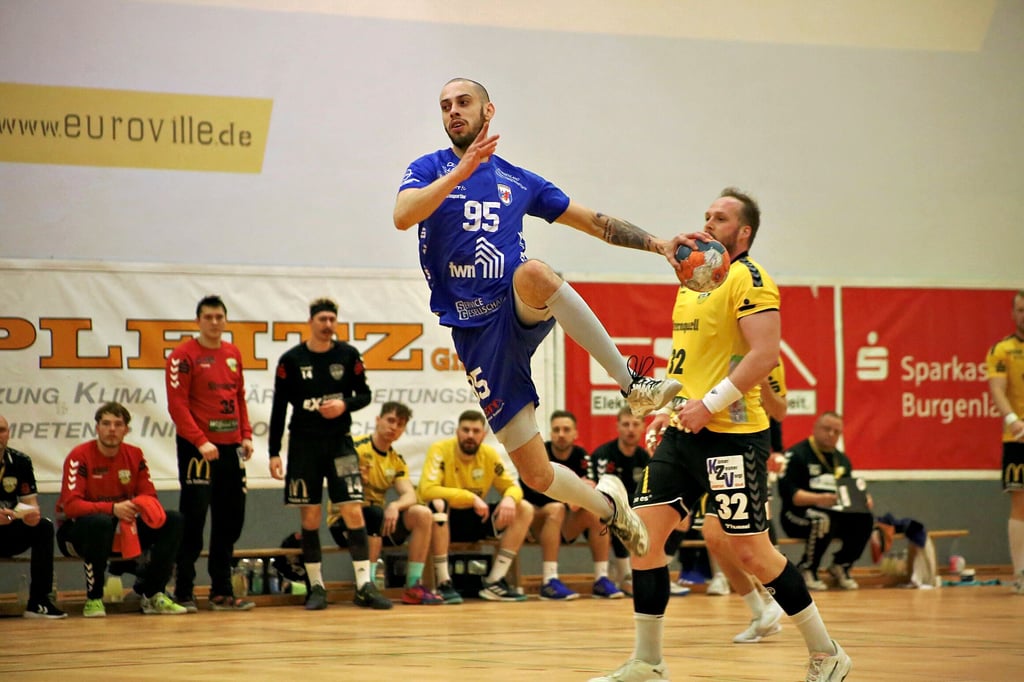 Rechtsaußen Janko Pesic - hier im Heimspiel gegen Plauen-Oberlosa, das ebenfalls mit einem Remis zu Ende gegangen war - erzielte beim 28:28 in Glauchau vier Tore für Oberliga-Spitzenreiter HCB.