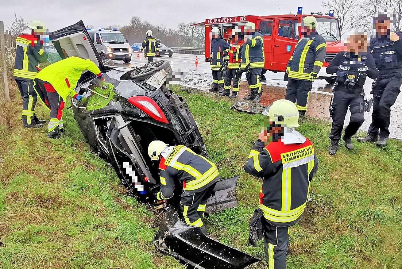 Verkehrsunfall Auf Der A 2: Mercedes Landet Im Straßengraben Der ...