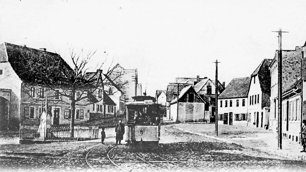 Hecklingen war damals mit Staßfurt und Löderburg mit einer Straßenbahn verbunden. Endstation war der Sedanplatz.