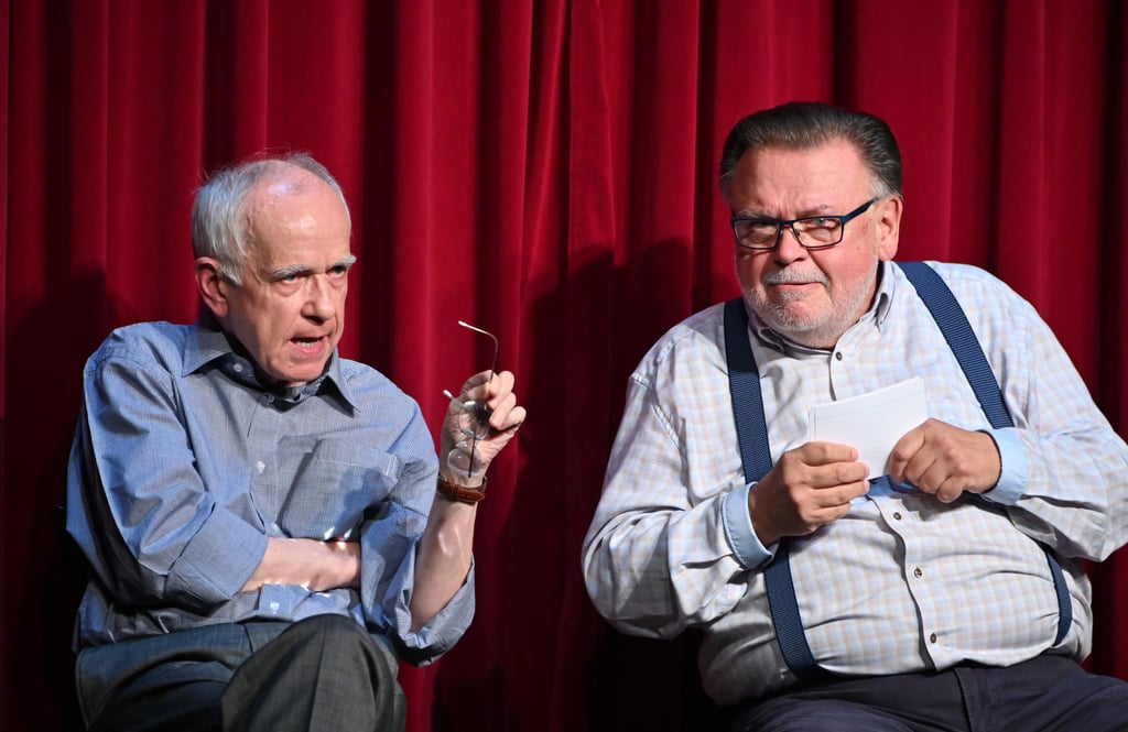 "Wir kriegen nicht genug", so der Titel des politischen Kabarettprogramms mit Hans-Günther Pölitz und Manfred Breschke in der Magdeburger Zwickmühle.