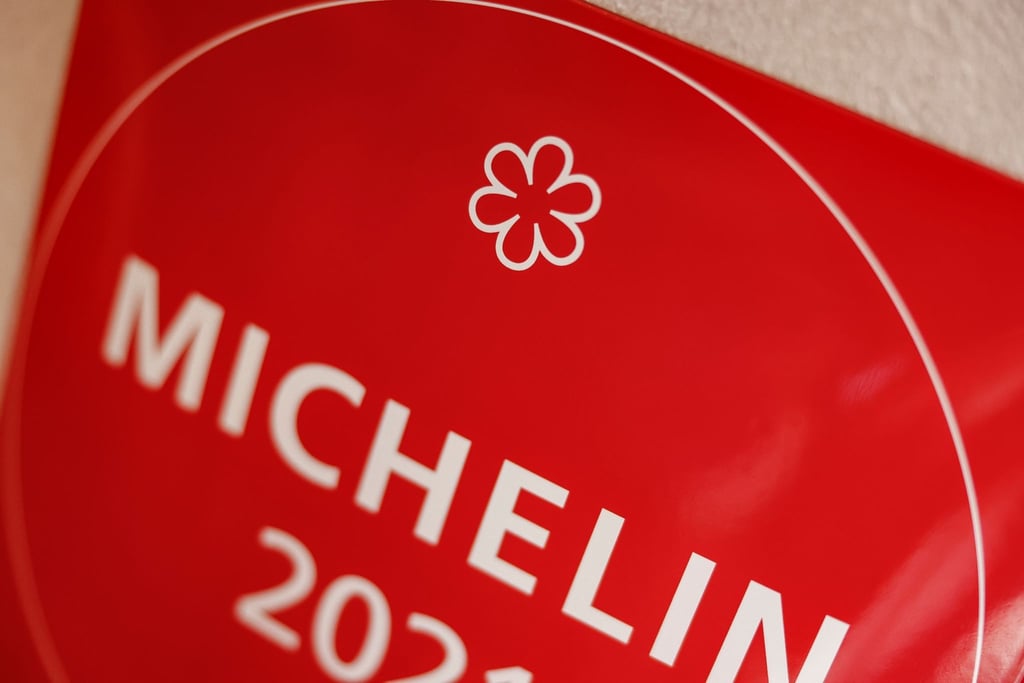 An der Wand eines Restaurants hängt ein Michelin-Schild.