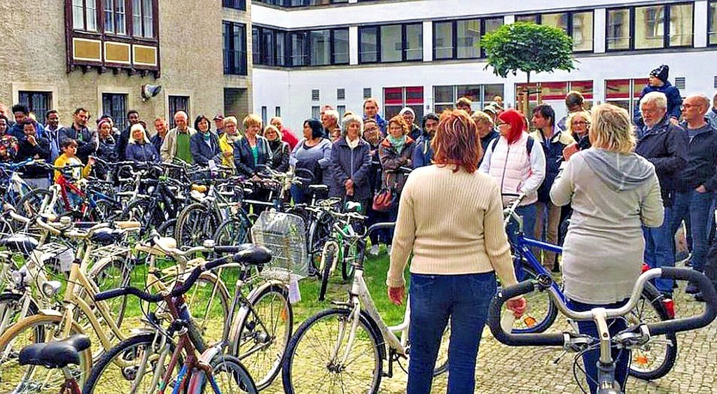 Bei der Versteigerung von Fahrrädern im Dessauer Rathaus-Innenhof herrscht immer großer Andrang.