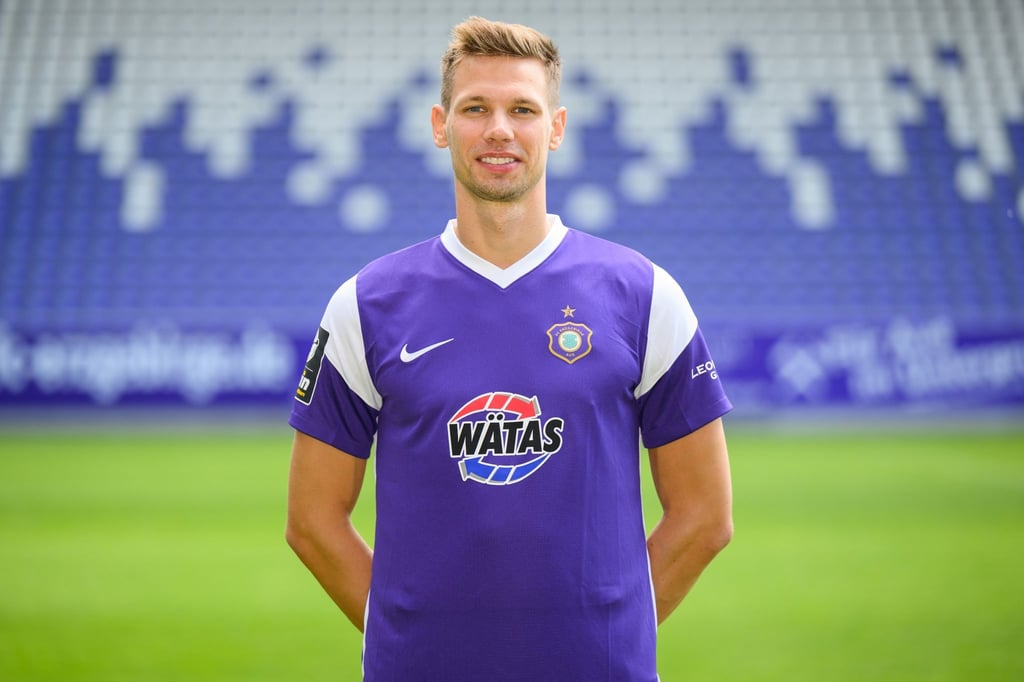 Elias Huth beim Mannschaftsfototermin für die Saison 2022/23 im Erzgebirgsstadion.