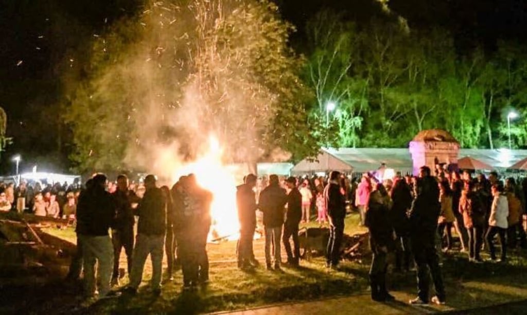 Im vergangenen Jahr zog das Osterfeuer rund 2.800 Besucher auf das Festgelände mitten in Reichardtswerben.