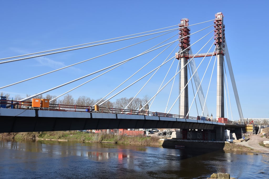 Die neue Pylonbrücke über die Alte Elbe in Magdeburg hat das Ostufer fast erreicht.
