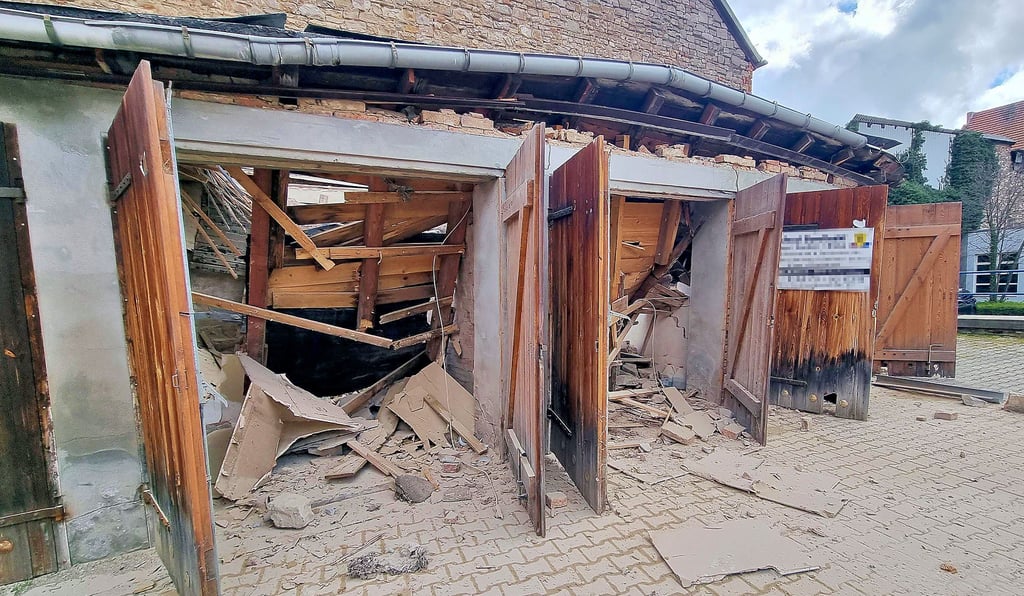 Herabstürzende Mauerteile haben einen Garagenkomplex im Ascherslebener Stadtzentrum zerstört.