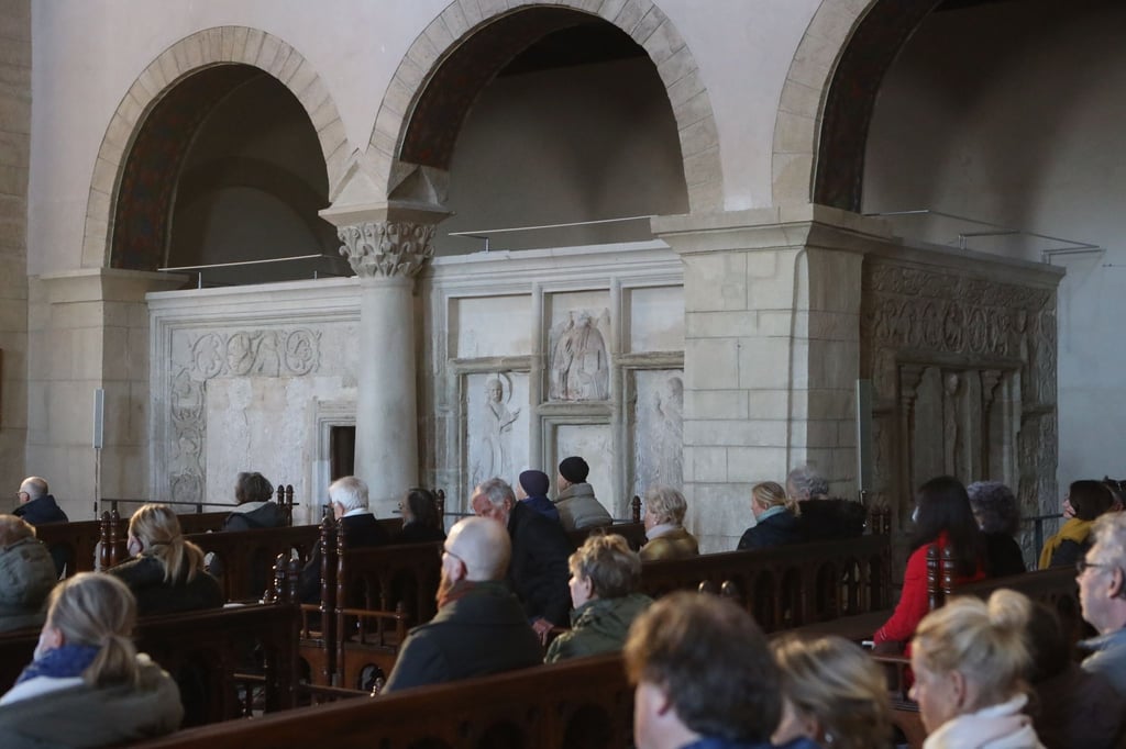 Blick auf eine Außenwand des Heiligen Grabes in der romanischen Stiftskirche St. Cyriakus.