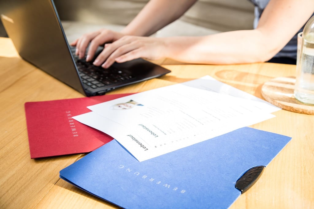 Bei der Job-Absage sollte man höflich bleiben, um sich die Türen beim Unternehmen nicht für immer zu verschließen. Die Absage per Telefon gilt als persönlicher als per E-Mail.