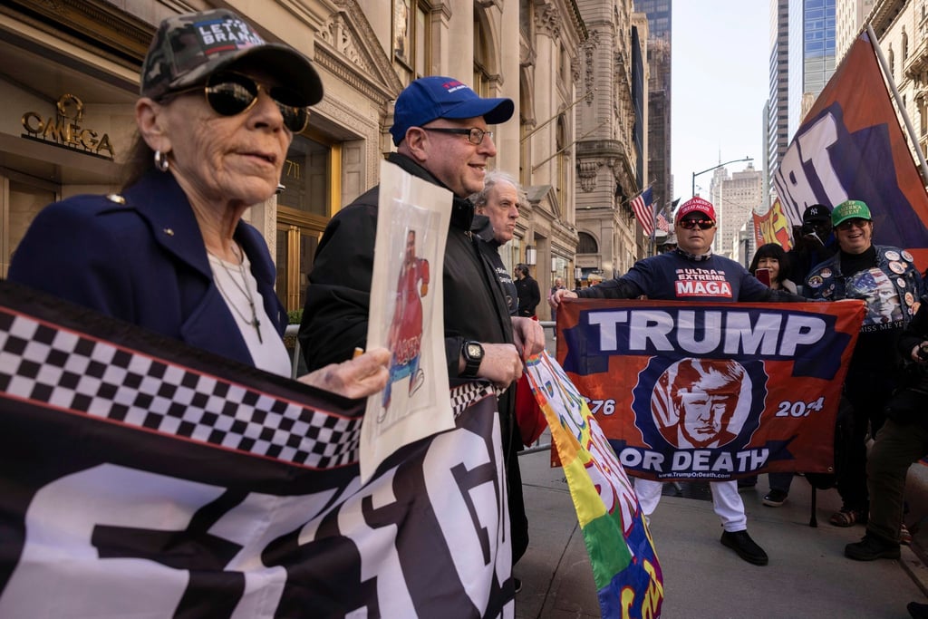 Trump-Unterstützer in New York. Trump selbst inszeniert sich als Opfer einer politisch gesteuerten Justiz.