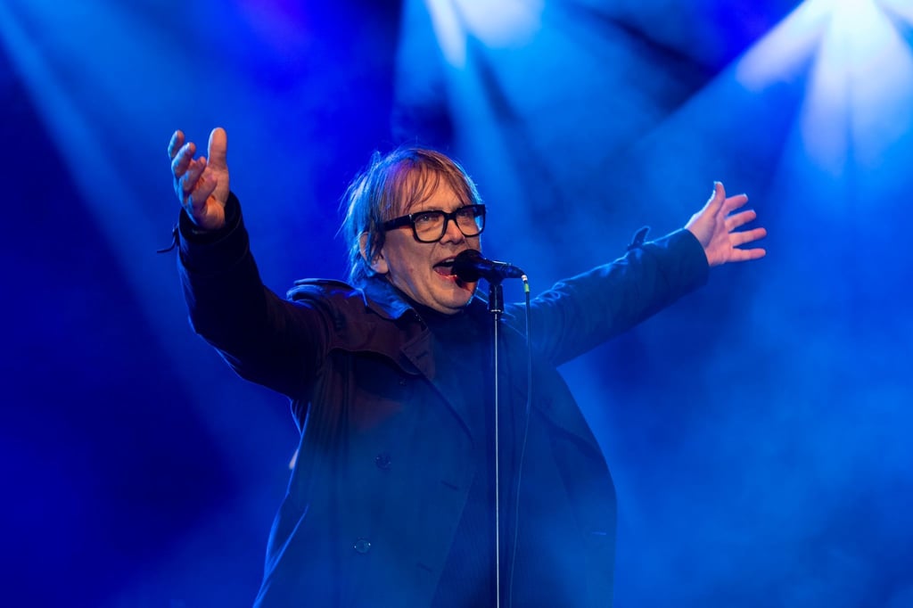Sven Regener, Frontmann von der Band Element of Crime, spielt und singt beim "Berlin Climate Aid".