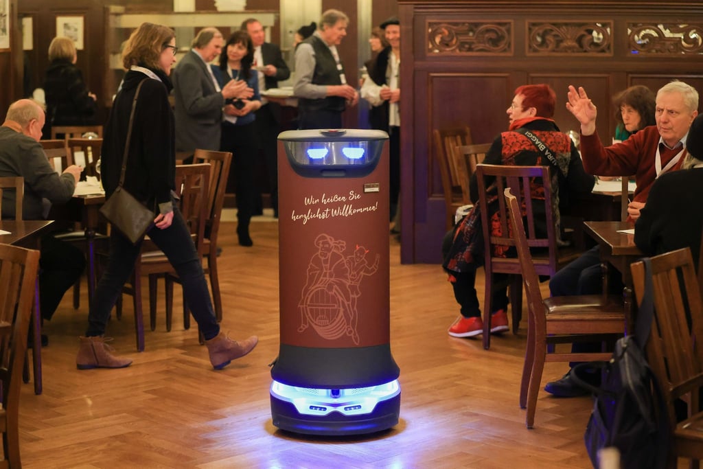 Ein Abräumroboter fährt durch das Restaurant „Auerbachs Keller“.