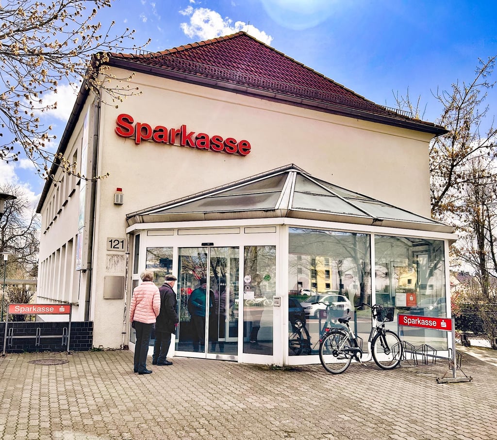 In der Sparkassenfiliale Dessau-Süd herrschte am Montag Andrang. Viele Senioren holten ihre Rente ab. Ihre Altersgruppe ist es auch, die noch viel auf Überweisungsträger aus Papier setzt.