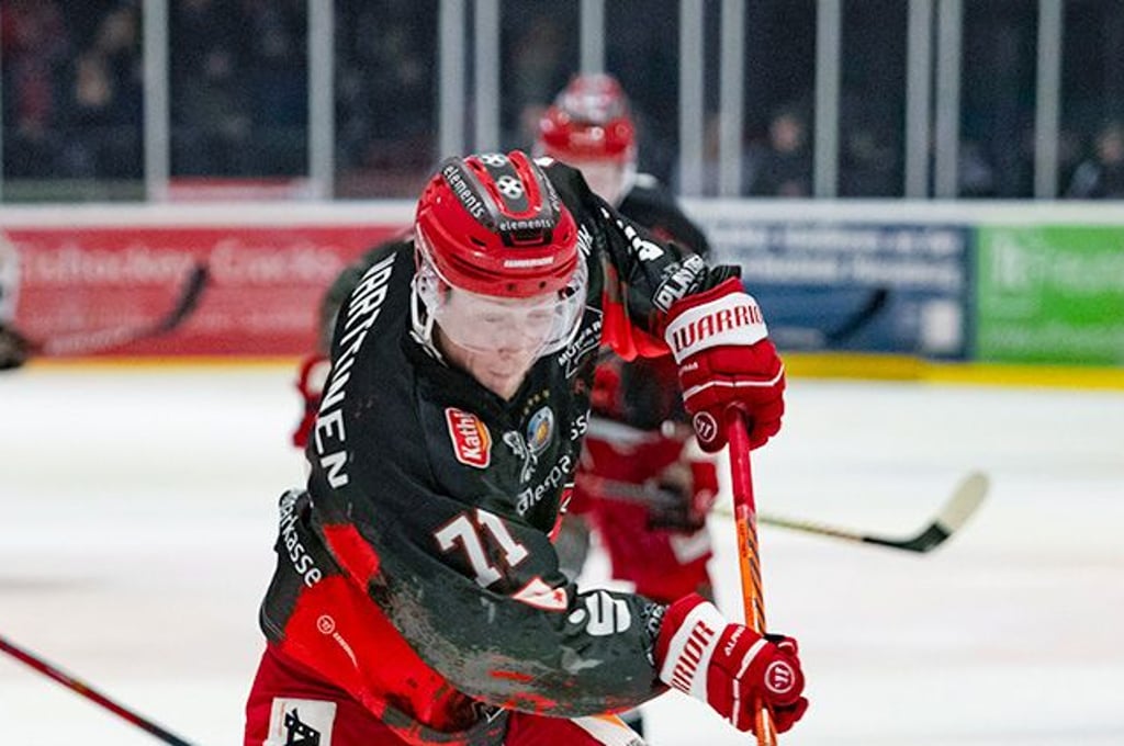 Matias Varttinen (l.) war mit zwei Treffern Matchwinner der Bulls.