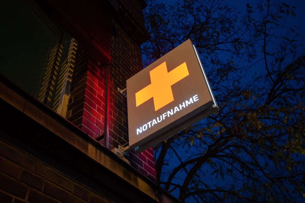 Ein Schild Notaufnahme hängt an einem Krankenhaus.