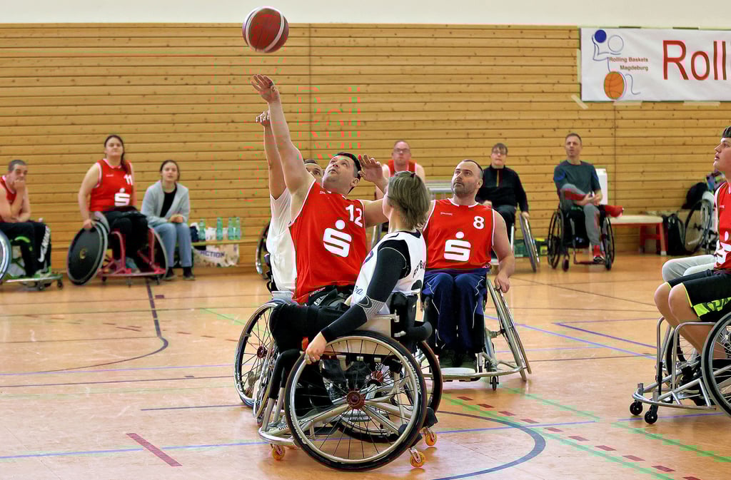 In welcher Liga Andrej Karenik (l.), Ronny Deumeland (r.) und ihre Teamkollegen der Rolling Baskets in der kommenden Saison Körbe werfen, ist noch ungewiss.