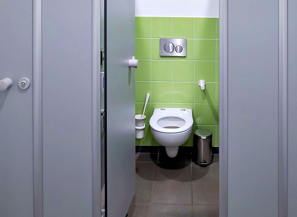 Wer sich beim Toilettengang während der Arbeitszeit verletzt, hat als Beamter bessere Karten als ein Angestellter.