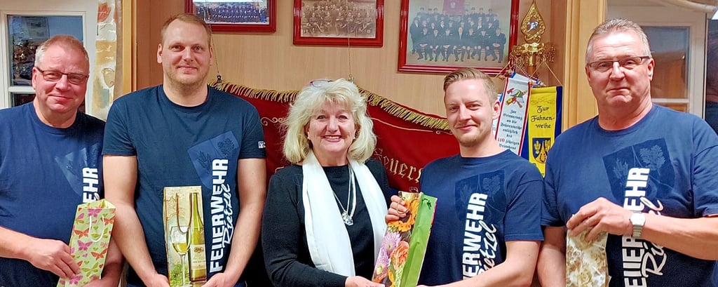 Ortsbürgermeisterin Doris Kühne gratulierte dem neuen Ortswehrleiter Willi Pieper. Marco Rusch (2. v. li.) ist neuer Stellvertreter. Nach 20 Jahren gaben Ortswehrleiter Gerd Pieper (li.) und sein Stellvertreter Hubert Pohle (re.) ihre Ämter ab.