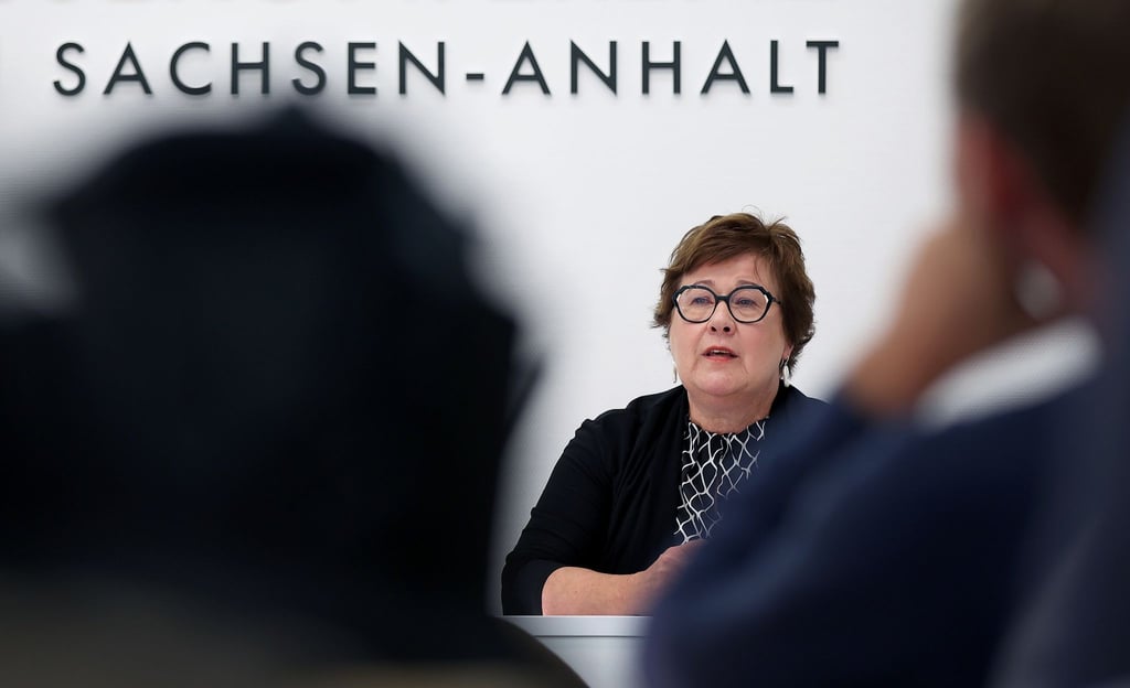 Petra Grimm-Benne spricht auf einer Pressekonferenz.