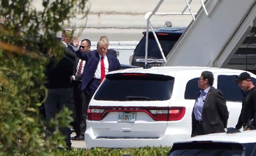 Ex-US-Präsident Donald Trump steigt am Palm Beach International Airport vom Auto in sein Flugzeug.