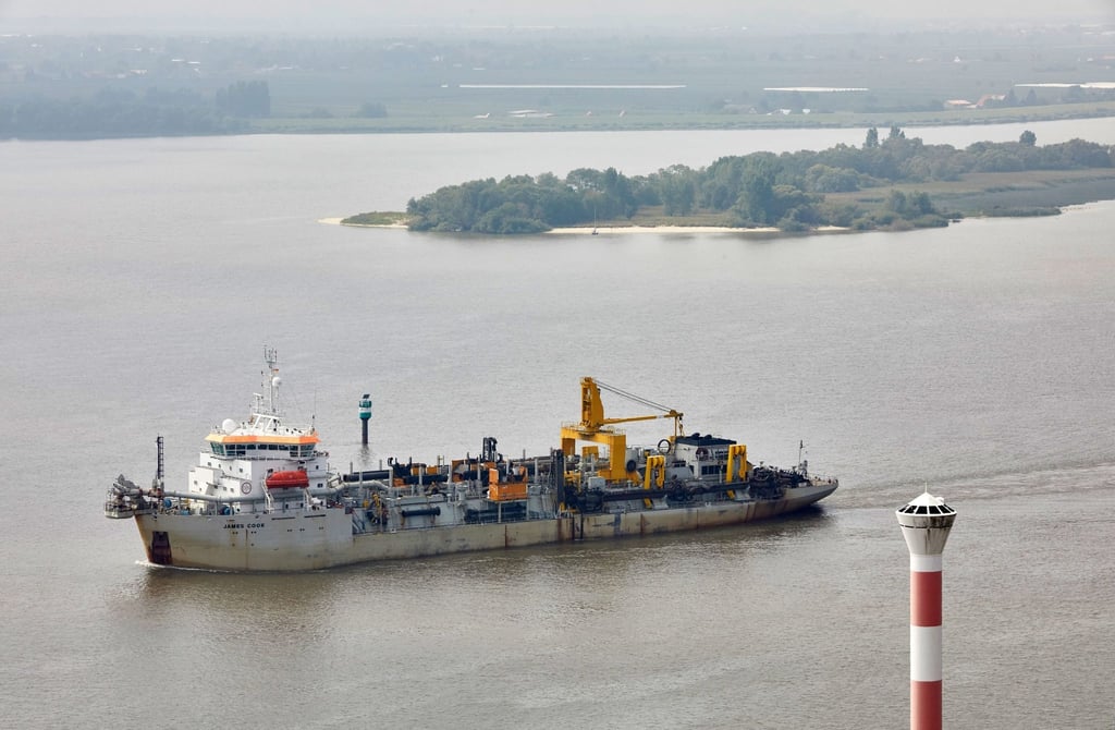 Das Baggerschiff „James Cook“ fährt auf der Elbe flussaufwärts.