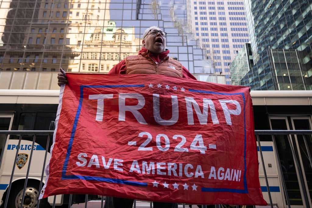 Unterstützer von Trump vor dem Trump Tower in New York wollen, dass der Ex-US-Präsident nochmal kandidiert.
