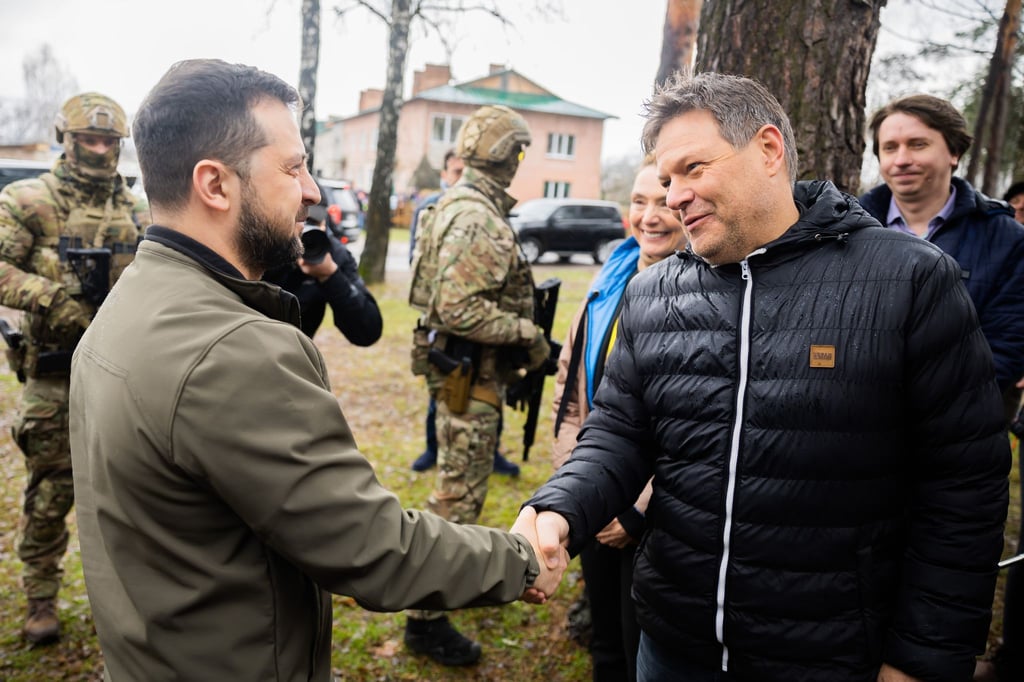 Der ukrainische Präsident Wolodymyr Selenskyj begrüßt Vizekanzler Robert Habeck vor einer Begegnung mit Zeugen mutmaßlicher Kriegsverbrechen nordöstlich von Kiew.