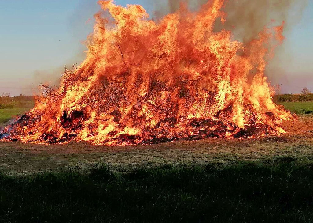 Solch ein loderndes Feuer, wie hier in Drosa, wird es zu Ostern in Aken nicht geben.