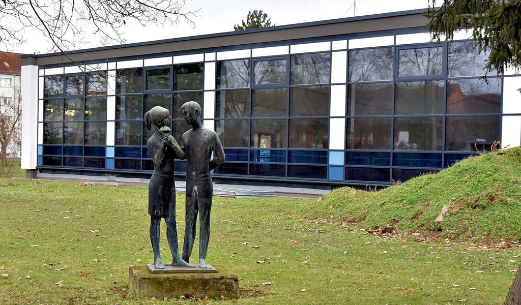 An der Schwimmhalle in Weißenfels West (Foto) festhalten oder einen Neubau in Langendorf wagen?