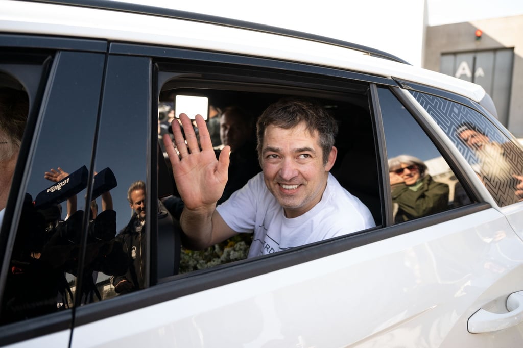 Der „Querdenken“-Initiator Michael Ballweg verlässt auf dem Rücksitz des Autos eines seiner Rechtsanwälte die Justizvollzugsanstalt Stuttgart-Stammheim.