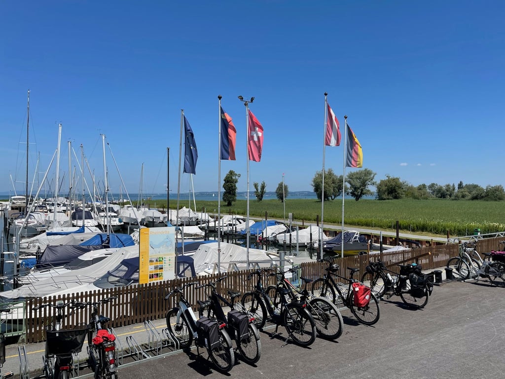 Fahrräder sind an einem Stellplatz angeschlossen.