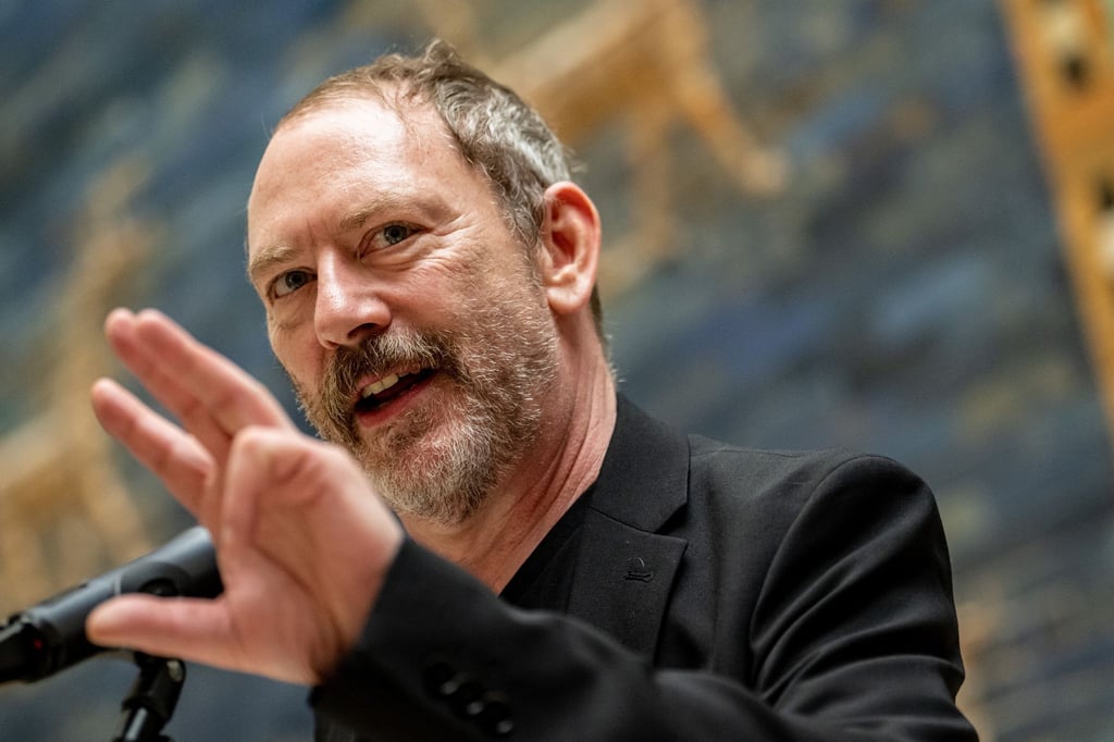 Liam Gillick steht zur Eröffnungs-Pressekonferenz zur Ausstellung „Liam Gillick. Filtered Time“ im Pergamonmuseum.