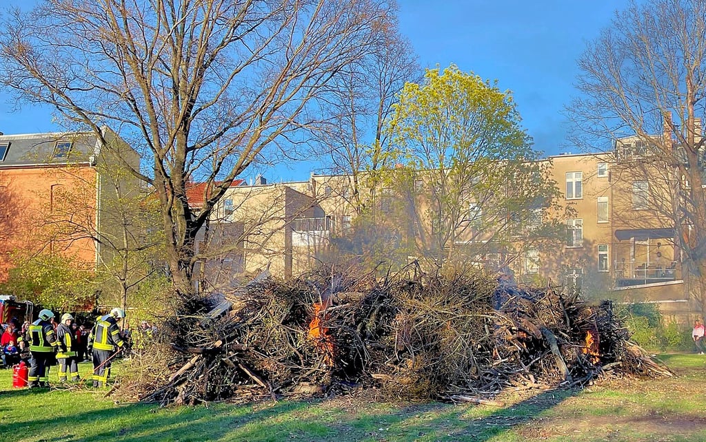 Im Friedenspark in Köthen entzündet die Freiwillige Feuerwehr am Samstagabend ihr Osterfeuer.