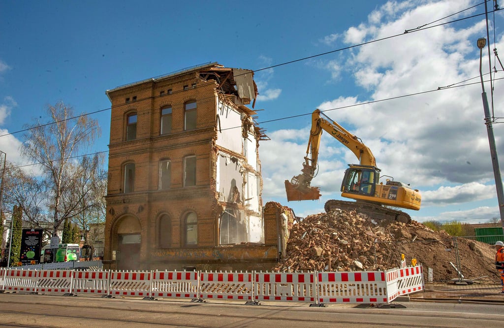 Das alte Wohnhaus an der Heidestraße wird derzeit abgerissen.
