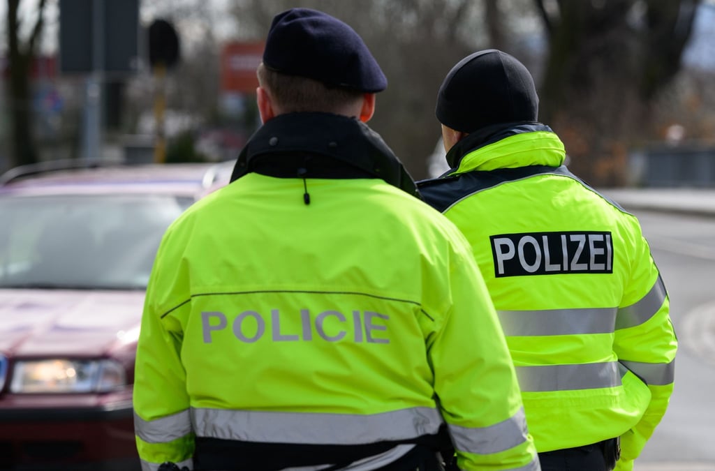 Ein Polizist aus Tschechien (l) und ein Bundespolizist kontrollieren nahe dem Dreiländereck ein Auto.