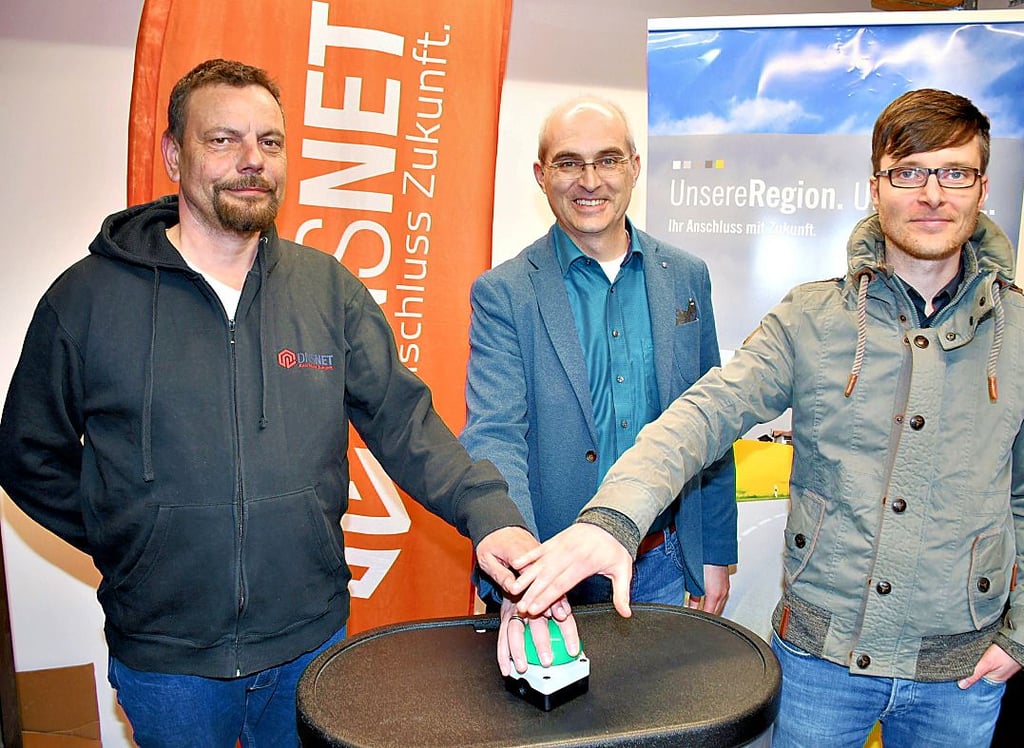 Tom Kral (von links/DNS:NET), Bürgermeister Norman Klebe und Dirk Benecke (Zweckverband) drückten auf den Knopf für die Übergabe in Sanne.