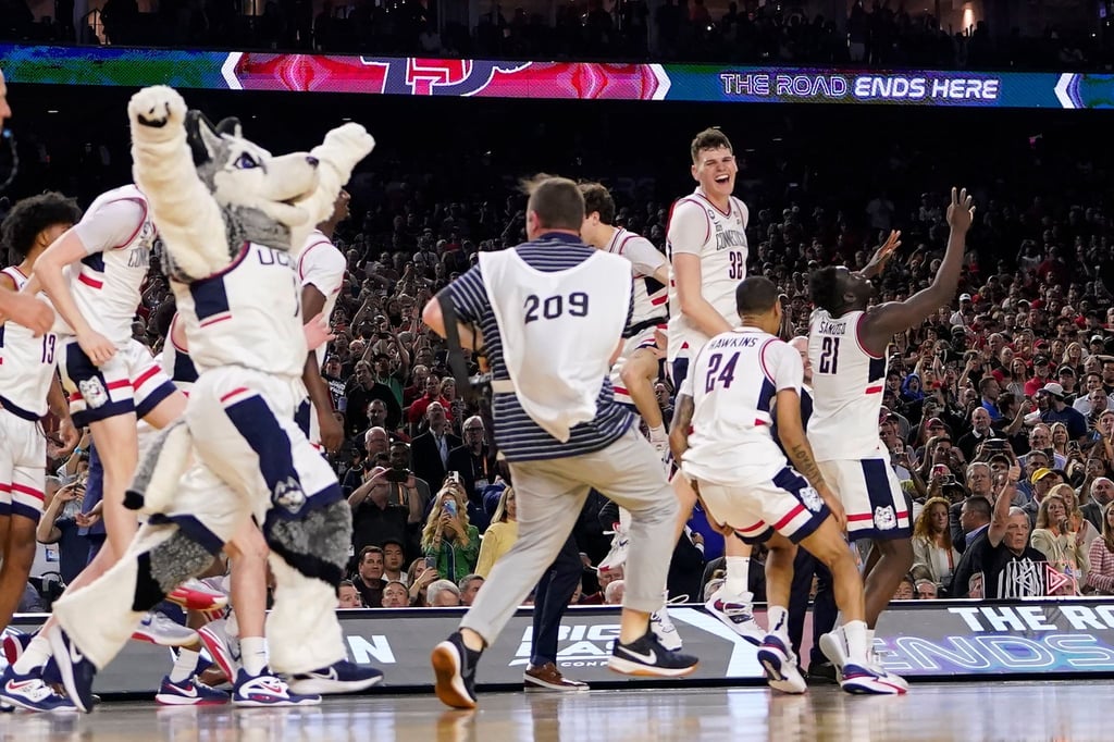 Die Basketballer der University of Connecticut feiern den Sieg im NCAA-Finale.
