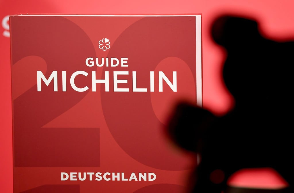 Der Guide Michelin für Deutschland wird am Rande der Verleihung der Sterne gezeigt.