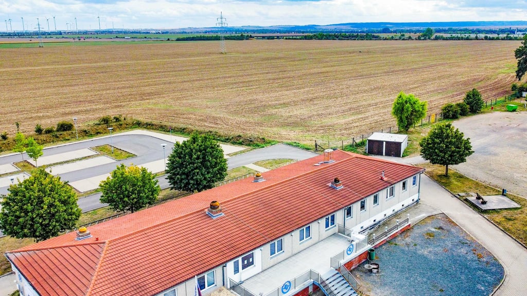 Hinter dem Sportplatz von Nachterstedt könnte das Grundschulzentrum entstehen. Die Flächennutzungsplanung dafür ist fertig.
