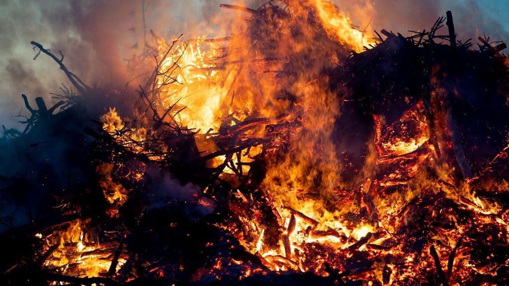 Ein Osterfeuer brennt.