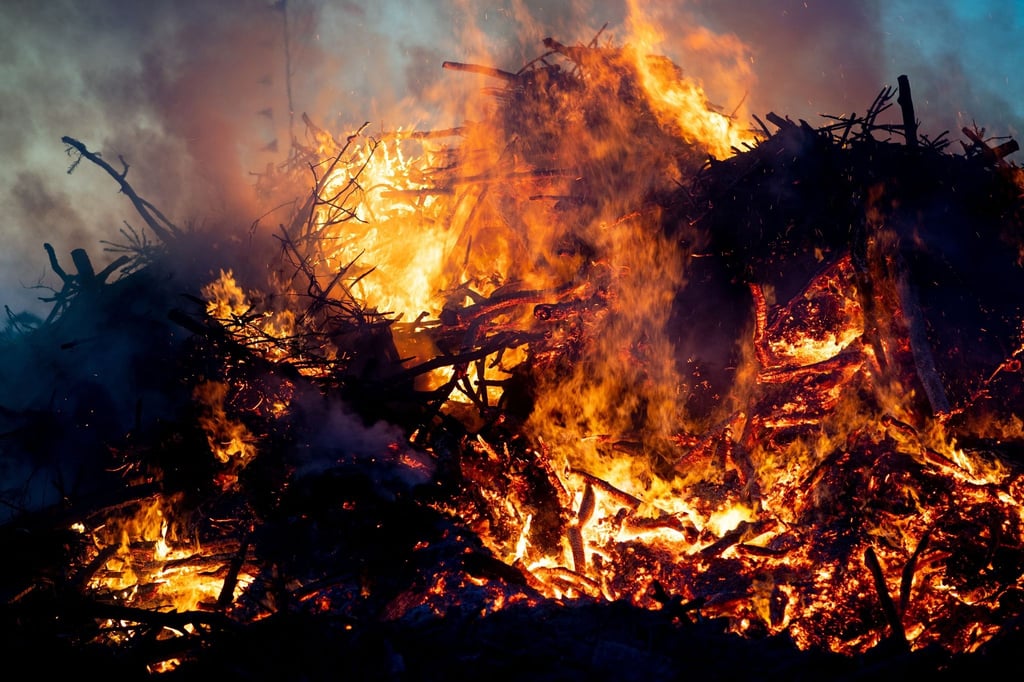 Ein Osterfeuer brennt.