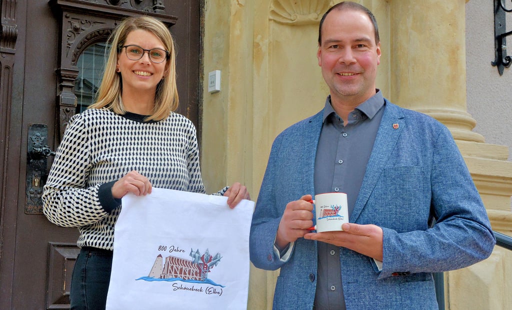 Karin Stagge, Sachgebietsleiterin Kultur und Sport, und Frank Nahrstedt, Leiter der Stabsstelle Presse und Präsentation, wissen bestens über den Planungsstand des großen Stadtfestes und des Kinderfestes auf der Salineinsel bescheid. Die Jubiläumstasse wird übrigens in der Weihnachtszeit erhältlich sein – dann schmeckt der Glühwein umso besser.
