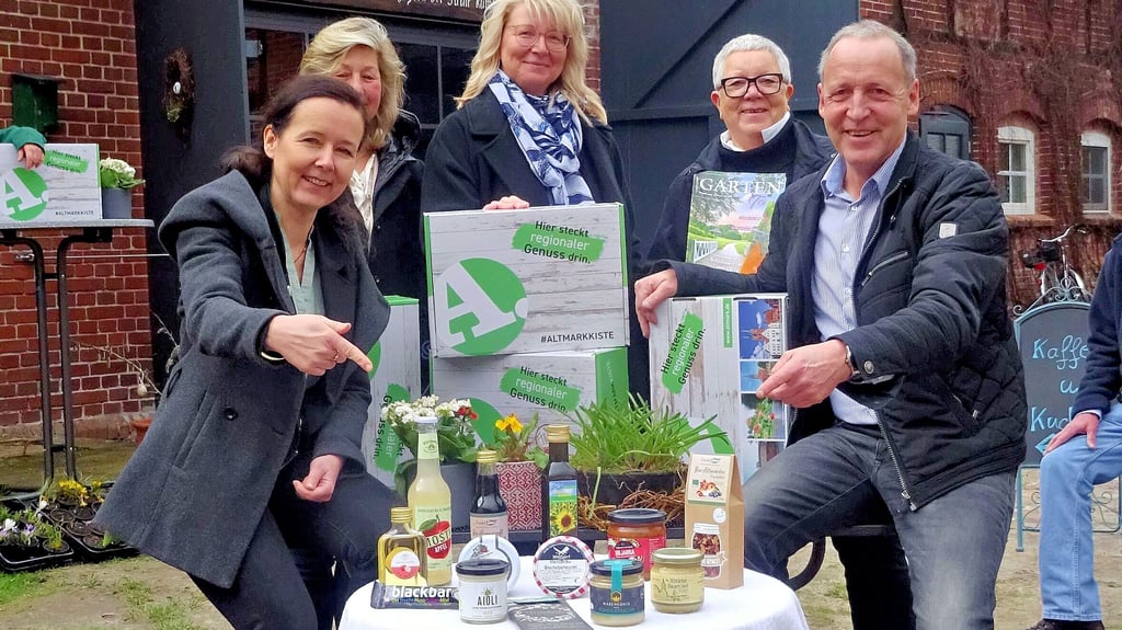 Zum Verkaufsstart wird auf dem Landhof Neulingen bei Arendsee die neue Altmark-Kiste präsentiert (von link): Tourismuschefin Carla Reckling-Kurz vom Altmärkischen Regionalmarketing- und Tourismusverband (ART), die neue Mitstreiterin Kerstin Küppers mit Produkten von Küppers Altmärker Wildfrucht GmbH aus Werben, Suzanne Gerecke vom Altmarkkreis Salzwedel, Christa Ringkamp vom Landhof Neulingen und Wolfgang Zahn von der Agrarmarketinggesellschaft (AMG) Sachsen-Anhalt.