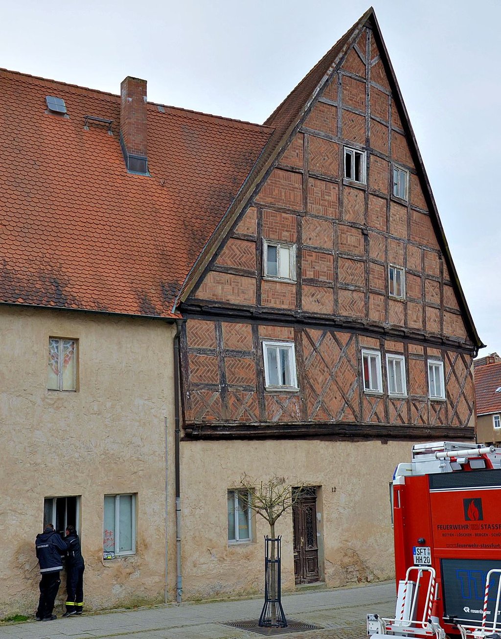 Der Zustand des historischen Gebäudes der ehemaligen Adler-Apotheke gibt immer wieder Anlass zu Kontrollen und Sicherungsmaßnahmen. Dazu rücken Mitarbeiter des Ordnungsamts aus, die Unterstützung in der Freiwilligen Feuerwehr Staßfurt finden.