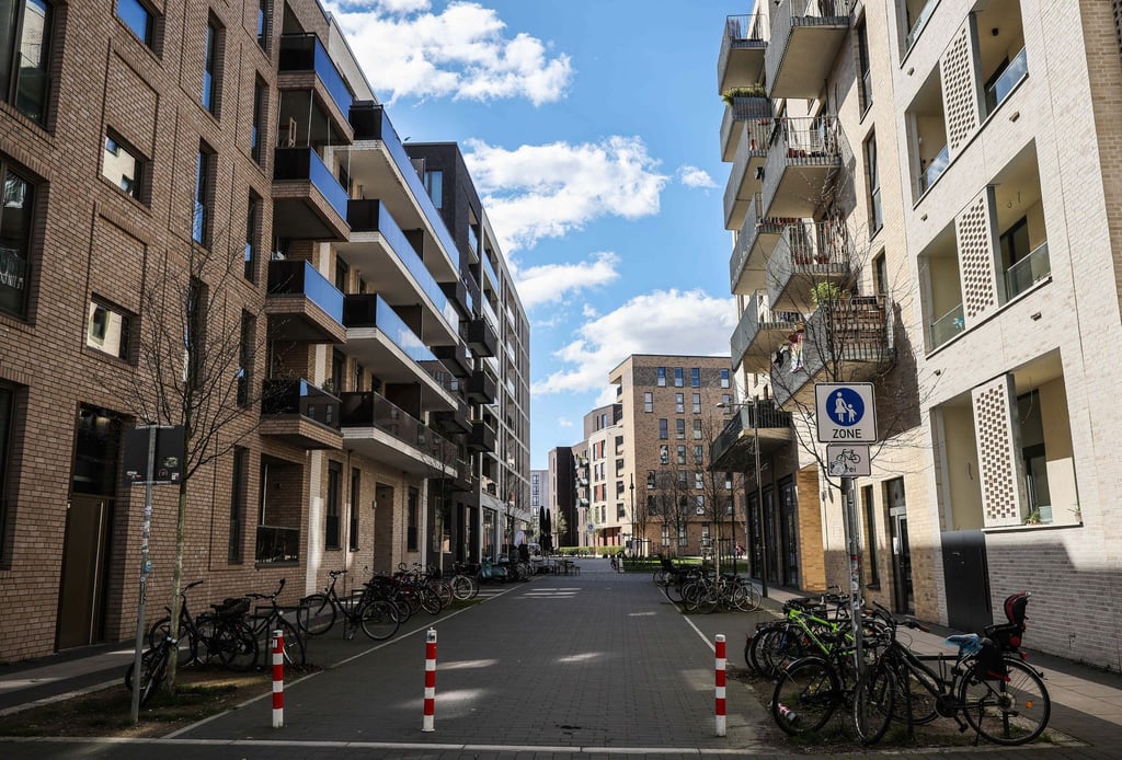 Wohnanlagen an einer Fußgängerzone im Quartier „Mitte Altona“ in Hamburg.