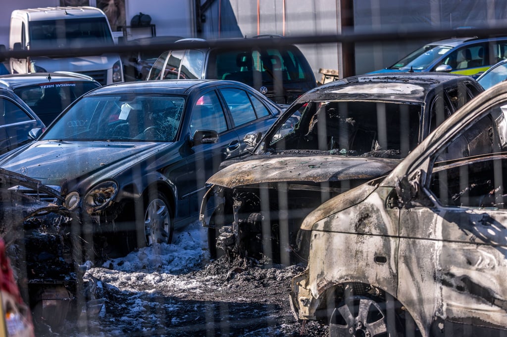 Mutmaßliche Brandstiftung bei einem Autohandel im Leipziger Stadtteil Mockau-Süd.