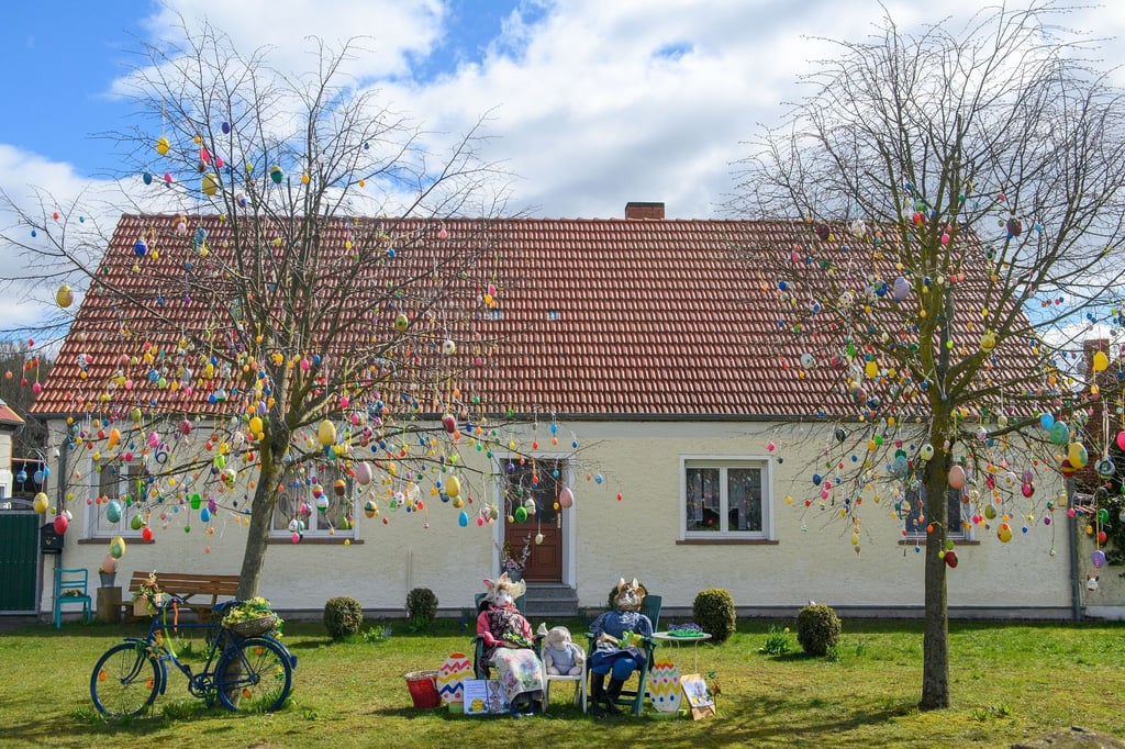 Ein Vorgarten im Landkreis Stendal ist österlich dekoriert.