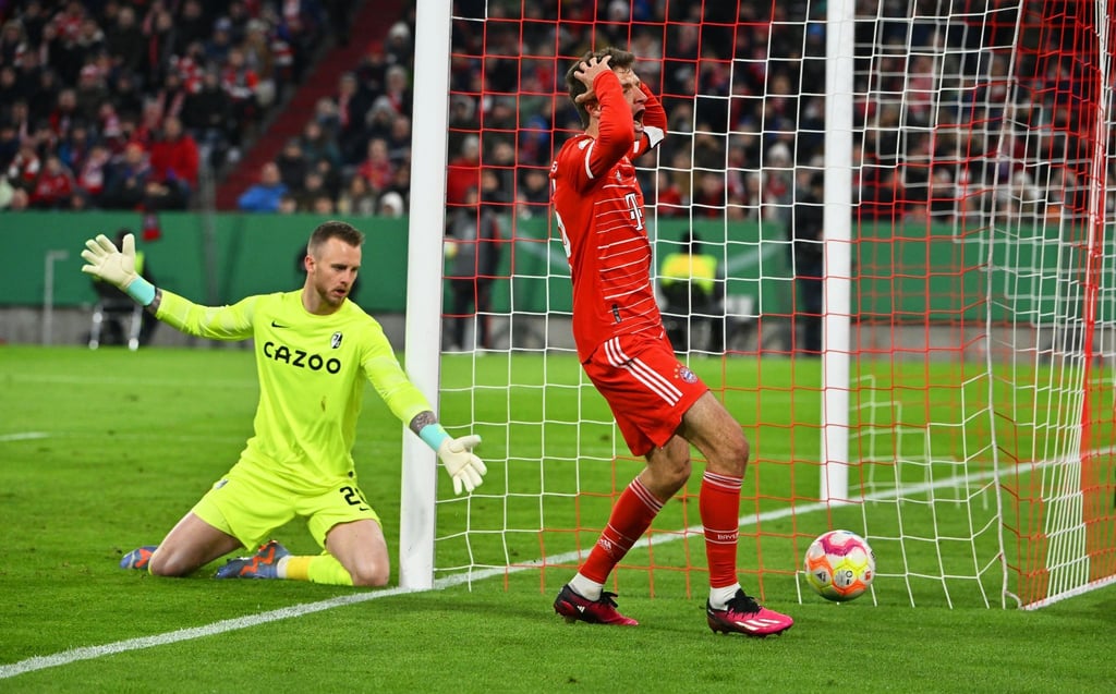 Bayern-Stürmer Thomas Müller (r) kann es nicht fassen.
